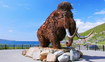Скульптура мамонта в Магадане