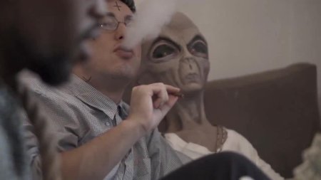 Инопланетянин нюхает кокс