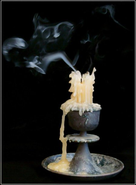 Потухший огарок свечи