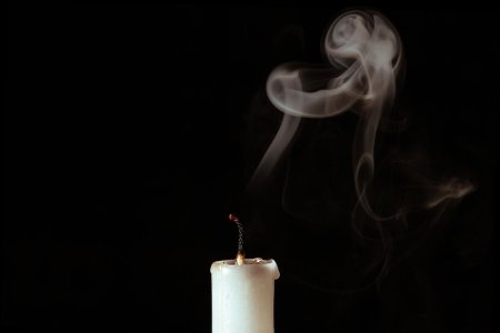 Дым от свечи на черном фоне
