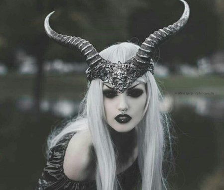 Девушка с рогами