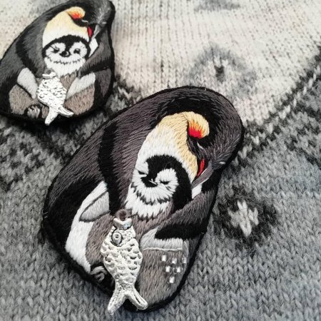 Брошь вышитая гладью пингвины