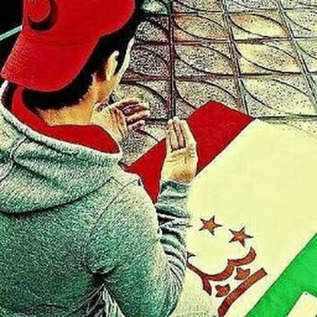 Парень с таджикским флагом