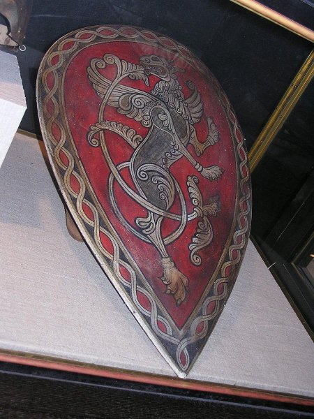 Каплевидный щит воина древней Руси