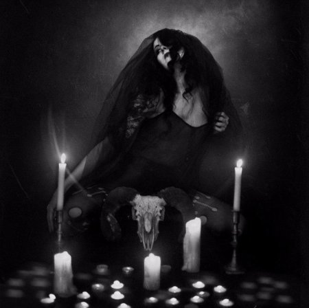 Ведьма колдует