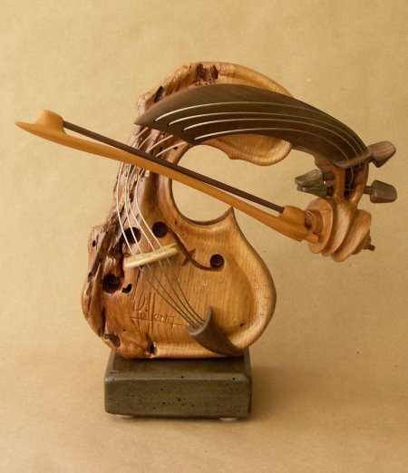 Скрипка скульптура