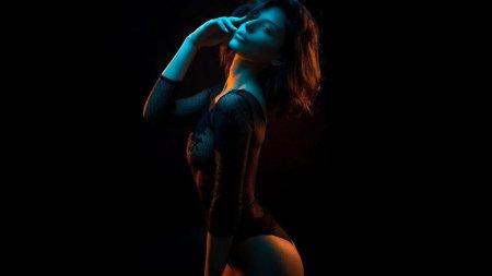 Девушка на темном фоне