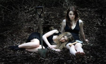 Imogen Dyer в лесу