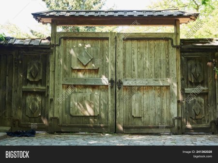 Старинные деревянные ворота