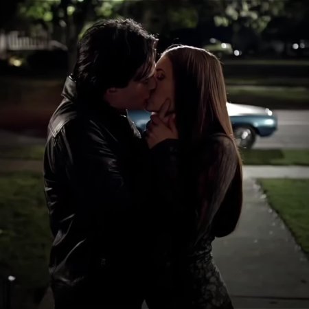 Деймон и Елена поцелуй под дождем