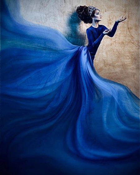 Девушка в синем