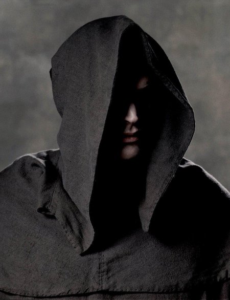 Человек в чёрном капюшоне без лица