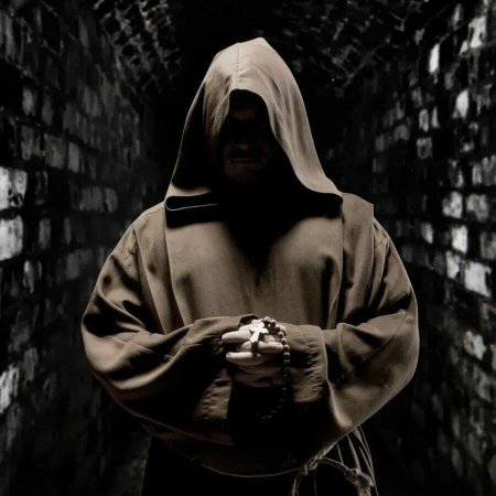 Монах в капюшоне