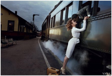 Парень и девушка на вокзале