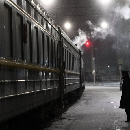 Поезд на перроне