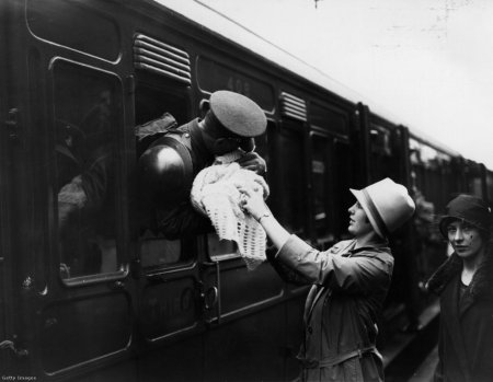 Прощание с солдатами на вокзале 1941