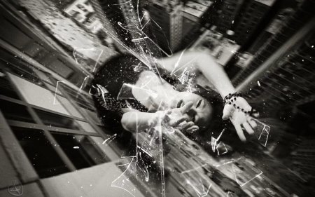 Девушка разбивает стекло
