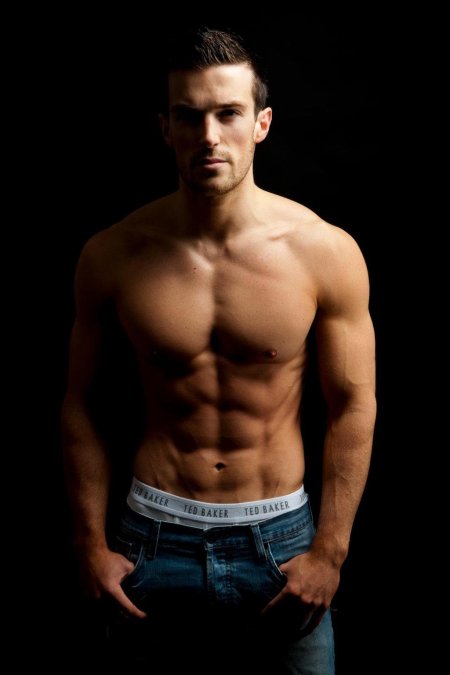 Красивые спортивные парни