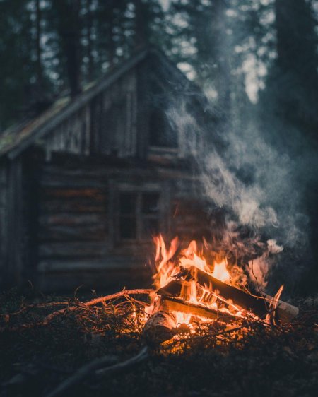 Домик в лесу с костром