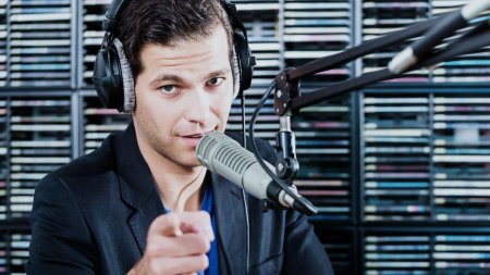 Радиоведущий в эфире