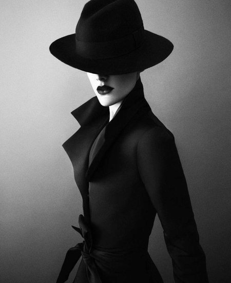 Женщина в черной шляпе