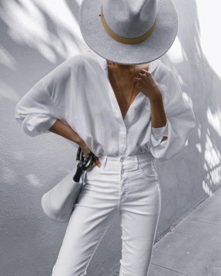 Девушка в костюме и шляпе