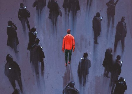 Одинокий человек в толпе