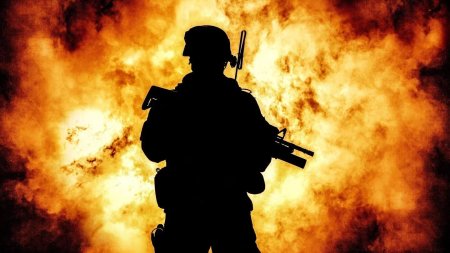 Солдат на фоне огня
