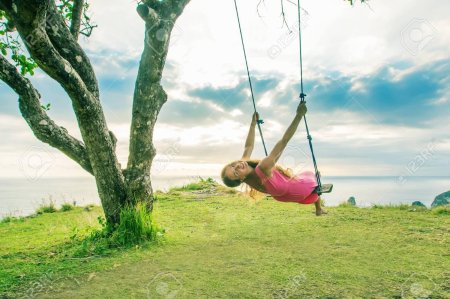 Качается на качелях