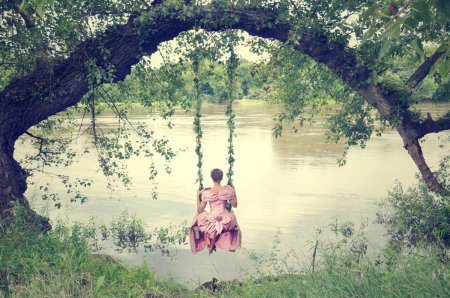 Девушка на качели