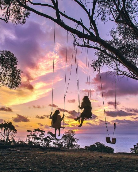 Девочка на качели