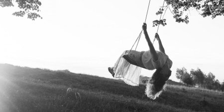 Девочка на качели