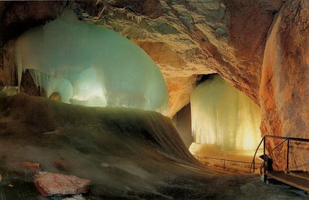 Пещера Айсризенвельт в Австрии