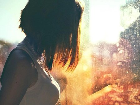 Девушка с каре со спины