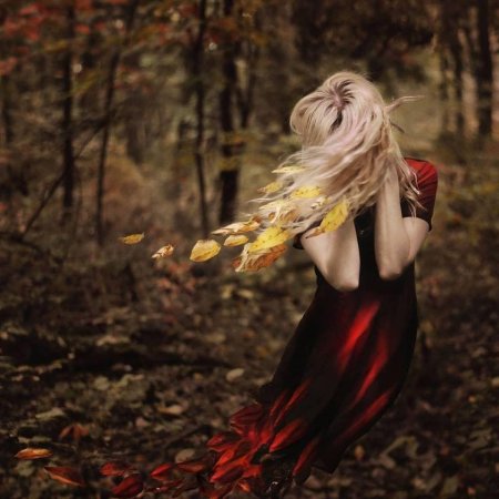 Девушка в осеннем лесу