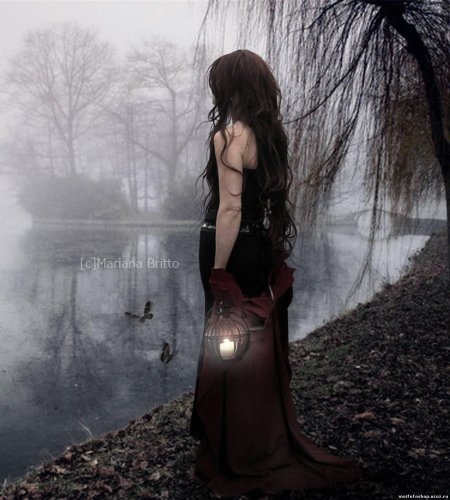 Красивая ведьма со спины