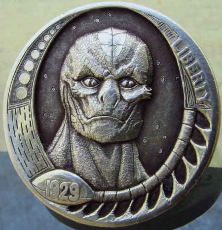 Монета с инопланетянином в Египте