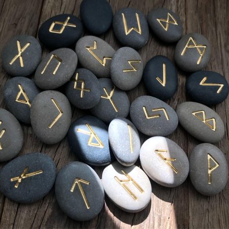 Руны из гальки