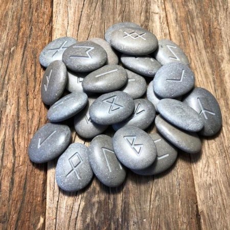 Руны из камня гетит