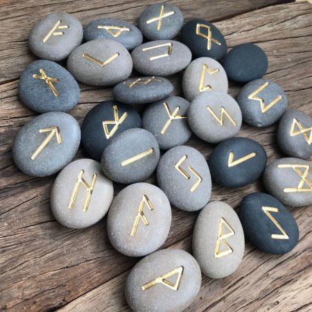 Руны скандинавские из камня