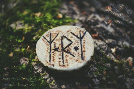 Символы на рунических камнях