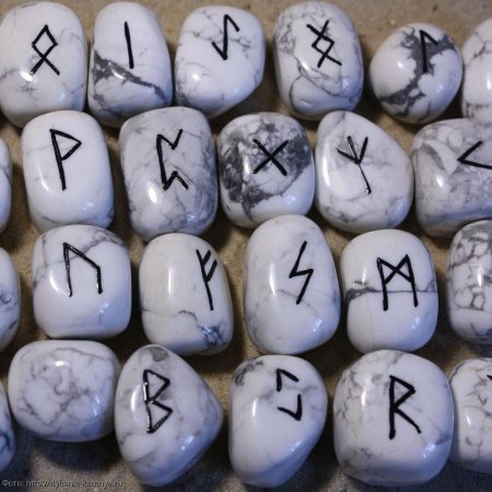 Руны на камнях