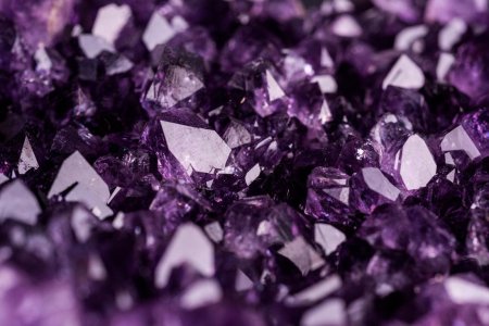 Аметист на черном фоне