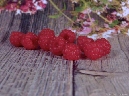 Бусы малина