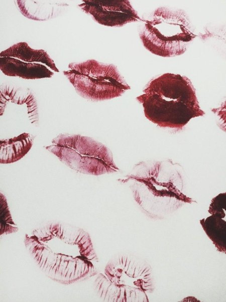 Обои поцелуйчики губы