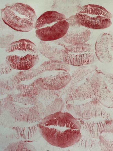 Обои с поцелуями на бумаге