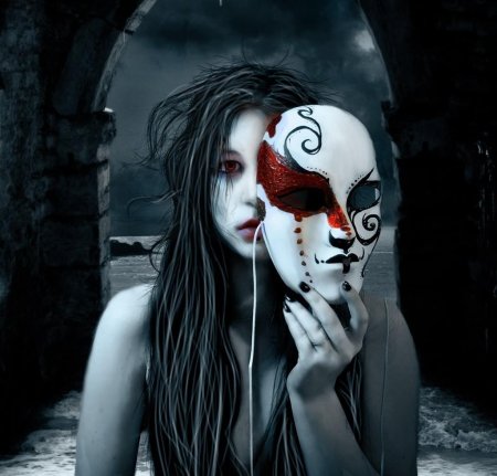 Девушка с маской в руке