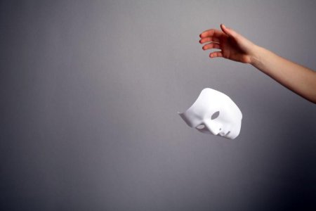 Человек в маске