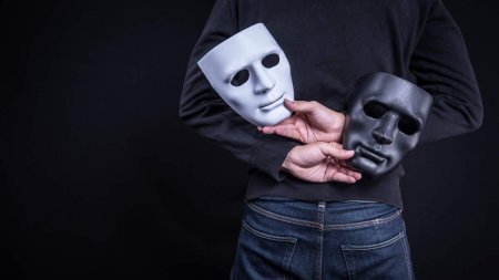 Человек в маске