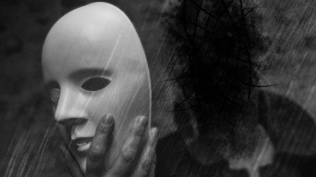 Человек под маской